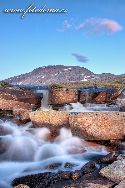 Horská bystřina a masiv Rágotjåhkkå, národní park Rago, kraj Nordland, Norsko