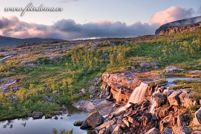 Vodopád, národní park Rago, kraj Nordland, Norsko