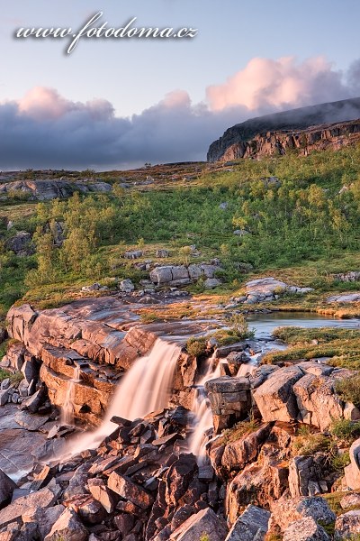 Vodopád, národní park Rago, kraj Nordland, Norsko