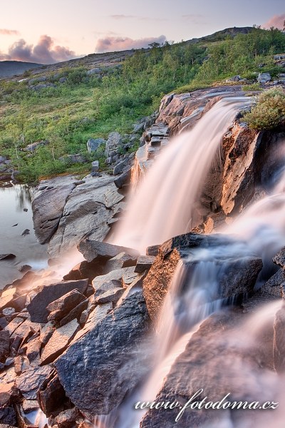 Vodopád, národní park Rago, kraj Nordland, Norsko