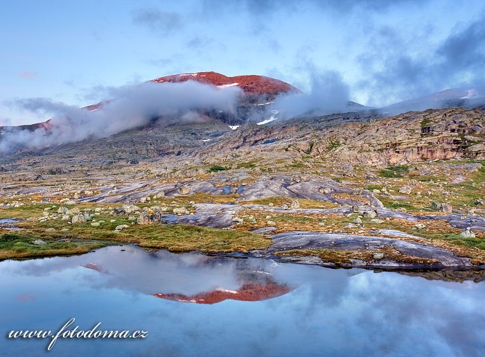 Jezírko s masivem Rágotjåhkkå, národní park Rago, kraj Nordland, Norsko