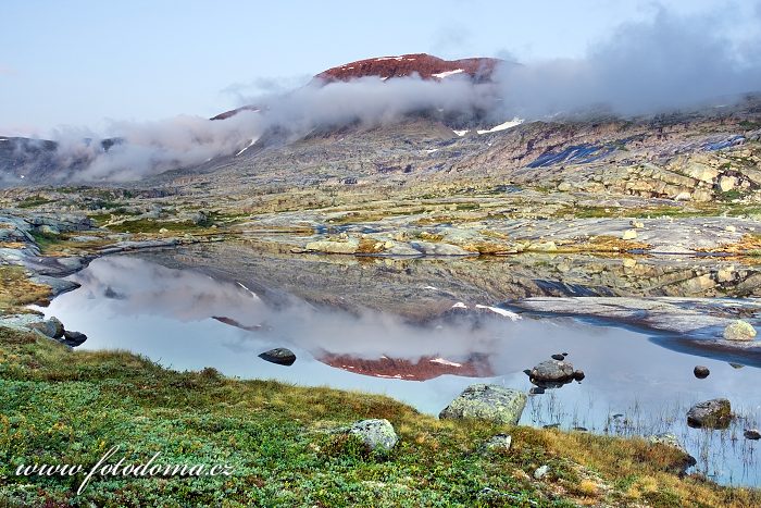 Jezírko s masivem Rágotjåhkkå, národní park Rago, kraj Nordland, Norsko