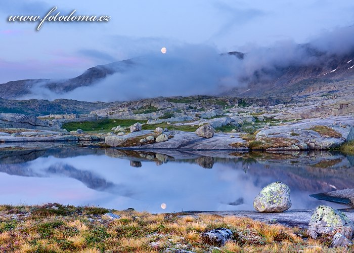 Jezírko a měsíc s masivem Rágotjåhkkå, národní park Rago, kraj Nordland, Norsko