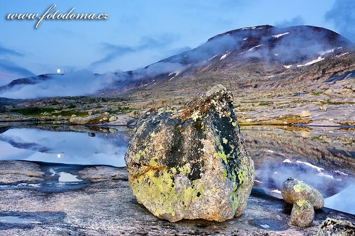 Jezírko a měsíc s masivem Rágotjåhkkå, národní park Rago, kraj Nordland, Norsko