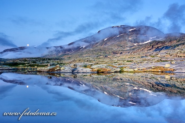 Jezírko a měsíc s masivem Rágotjåhkkå, národní park Rago, kraj Nordland, Norsko