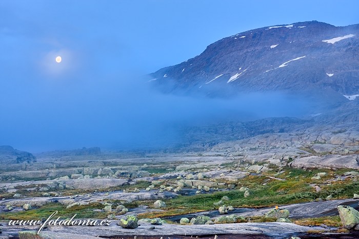 Měsíc s masivem Raga, národní park Rago, kraj Nordland, Norsko