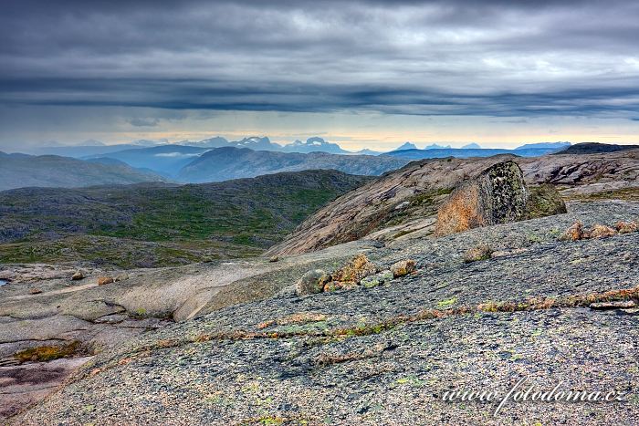 Hory západně od Bajep Tjuorvvomoajvve, národní park Rago, kraj Nordland, Norsko