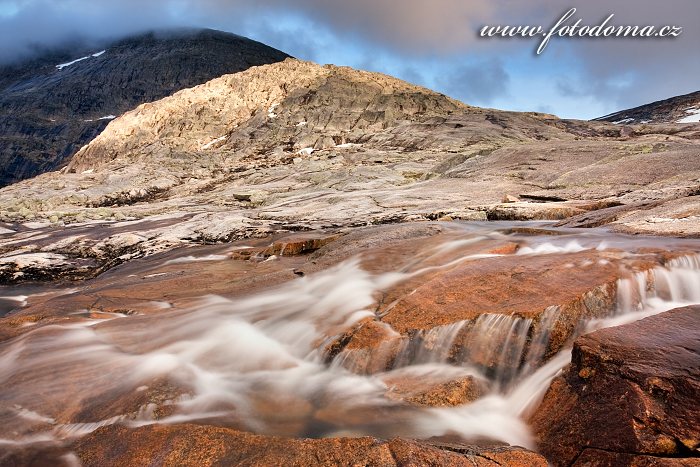 Bystřina stékající z masivu Raga, národní park Rago, kraj Nordland, Norsko