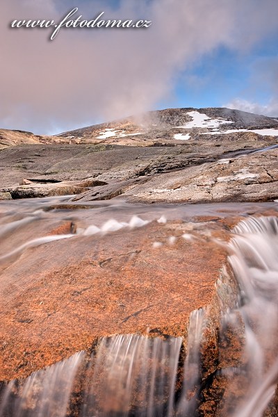 Bystřina stékající z masivu Raga, národní park Rago, kraj Nordland, Norsko