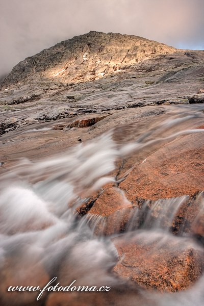 Bystřina stékající z masivu Raga, národní park Rago, kraj Nordland, Norsko