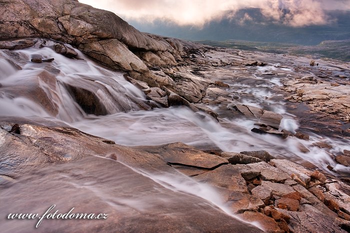 Bystřina stékající z masivu Raga, národní park Rago, kraj Nordland, Norsko