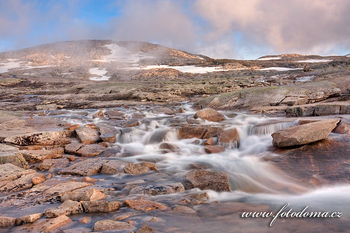 Bystřina stékající z masivu Raga, národní park Rago, kraj Nordland, Norsko