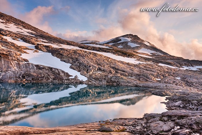 Jezero a hora Litlrago, národní park Rago, kraj Nordland, Norsko