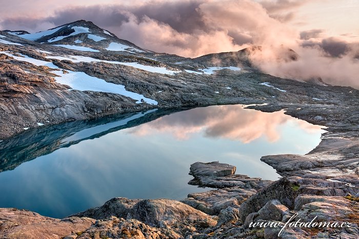 Jezero a hora Litlrago, národní park Rago, kraj Nordland, Norsko