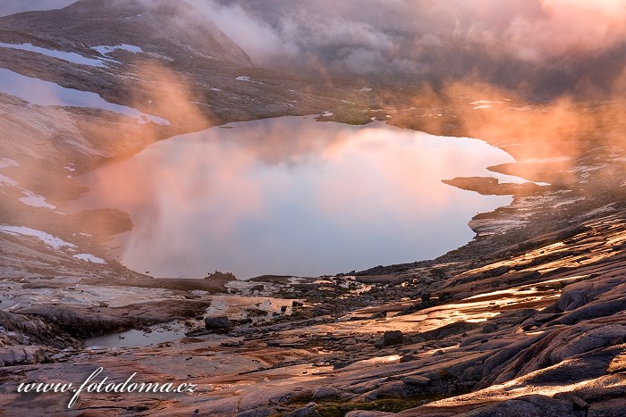 Jezero poblíž vrcholu Rago, národní park Rago, kraj Nordland, Norsko
