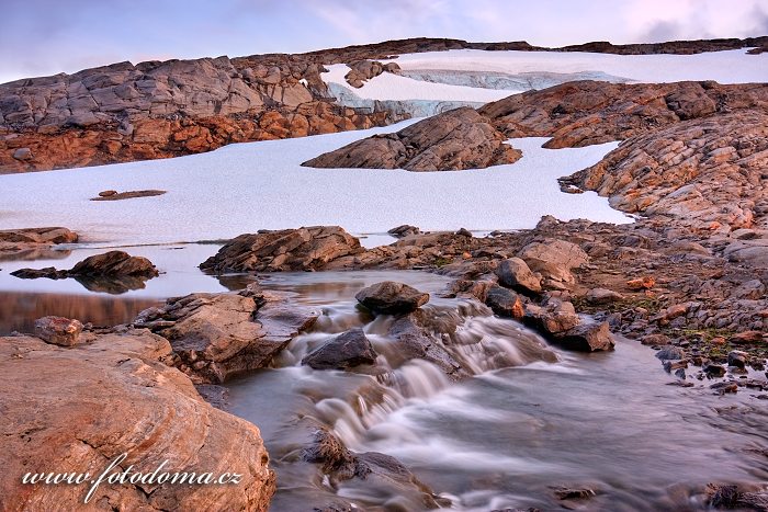 Tající ledovec poblíž vrcholu Rago, národní park Rago, kraj Nordland, Norsko