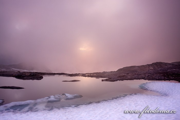 Tající ledovec poblíž vrcholu Rago, národní park Rago, kraj Nordland, Norsko