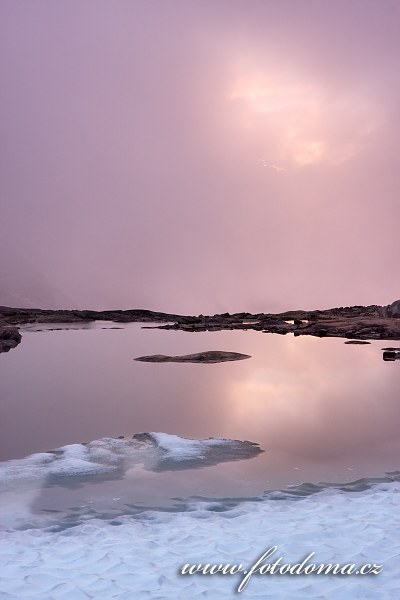 Tající ledovec poblíž vrcholu Rago, národní park Rago, kraj Nordland, Norsko