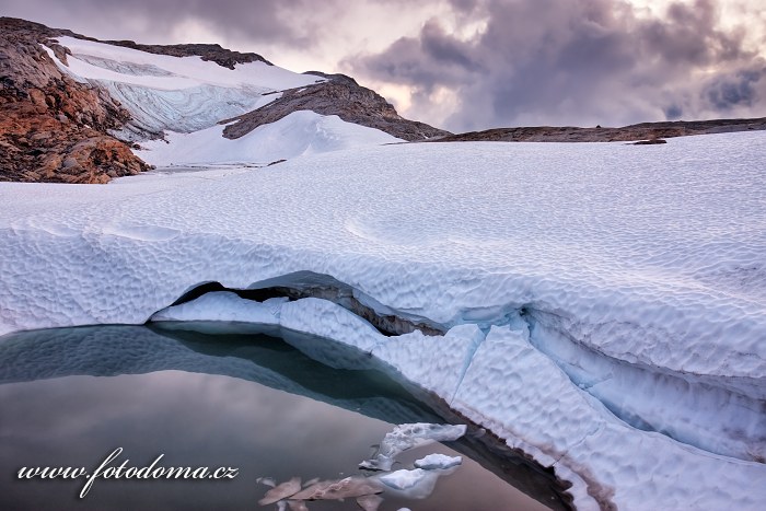 Tající ledovec poblíž vrcholu Rago, národní park Rago, kraj Nordland, Norsko