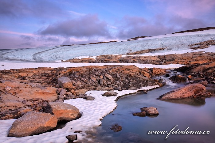 Pomalu tající ledovec poblíž vrcholu Rago, národní park Rago, kraj Nordland, Norsko