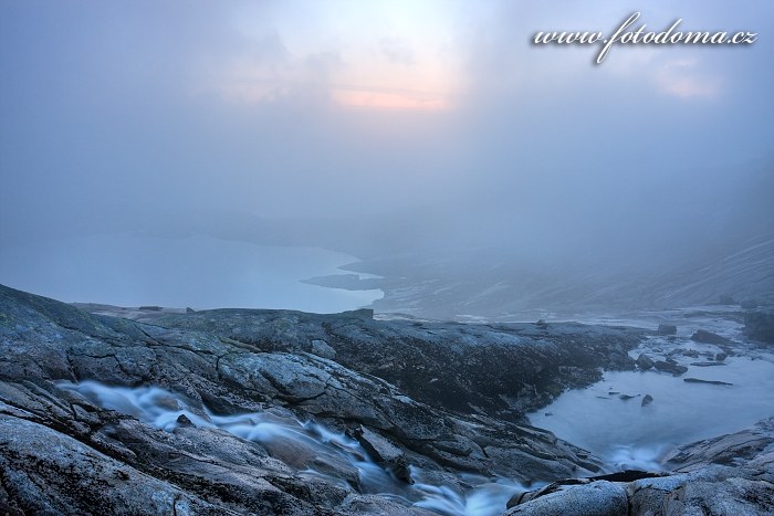 Bystřina a jezero poblíž vrcholu Rago, národní park Rago, kraj Nordland, Norsko