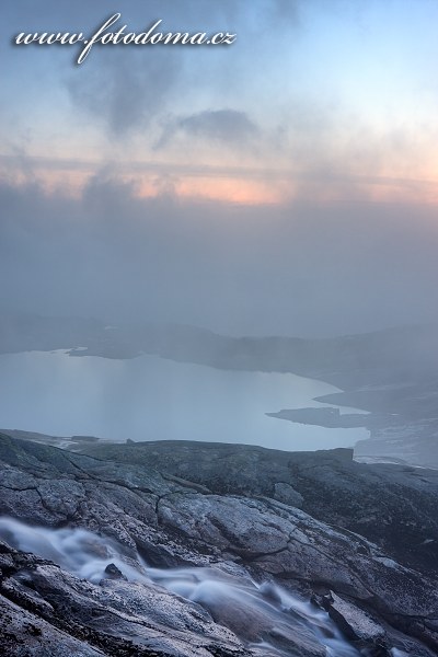 Bystřina a jezero poblíž vrcholu Rago, národní park Rago, kraj Nordland, Norsko