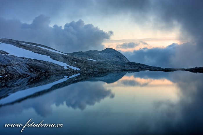 Jezero poblíž vrcholu Rago, národní park Rago, kraj Nordland, Norsko