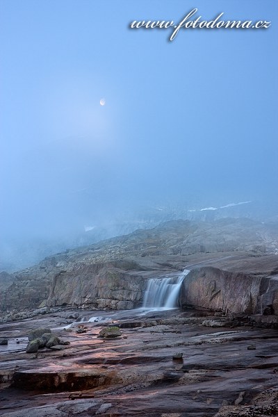 Měsíc a bystřina poblíž vrcholu Rago, národní park Rago, kraj Nordland, Norsko