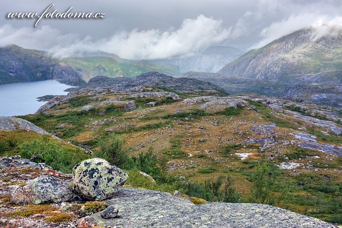 Krajina s jezerem Litlverivatnet (Bassejávrre), národní park Rago, kraj Nordland, Norsko