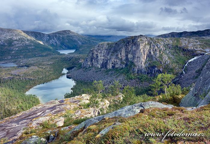 Údolí Storskogdalen s jezery Nerdresølvskarvatnan a Storskogvatnet, národní park Rago, kraj Nordland, Norsko