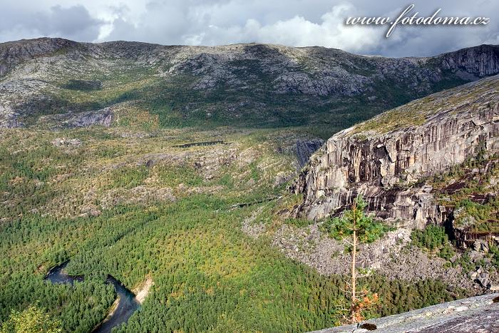 Údolí Storskogdalen s řekou Storskogelva, národní park Rago, kraj Nordland, Norsko