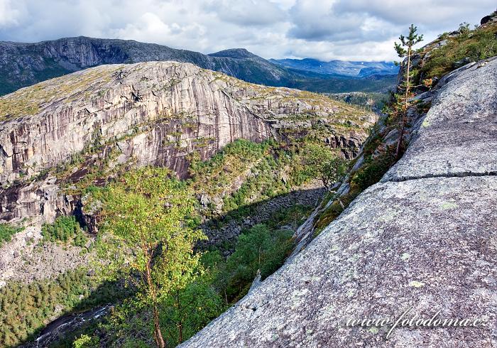 Úžlabina, jíž odtéká potok z jezera Nerdresølvskarvatnan, národní park Rago, kraj Nordland, Norsko