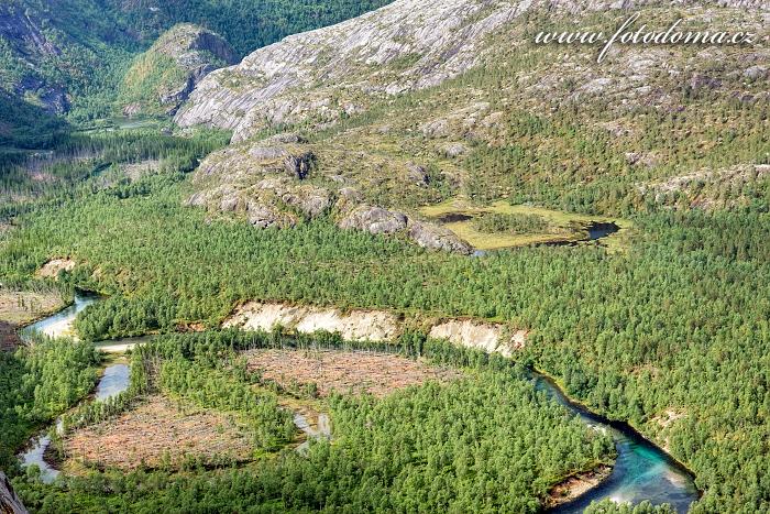 Údolí Storskogdalen s meandrující řekou Storskogelva, národní park Rago, kraj Nordland, Norsko