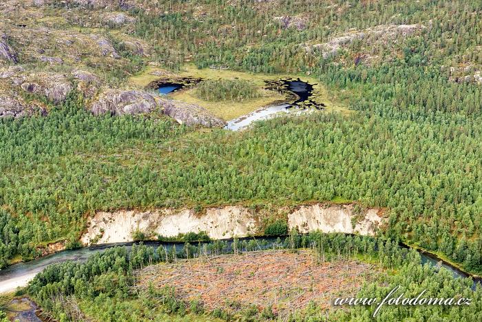 Srdce údolí Storskogdalen s řekou Storskogelva, národní park Rago, kraj Nordland, Norsko