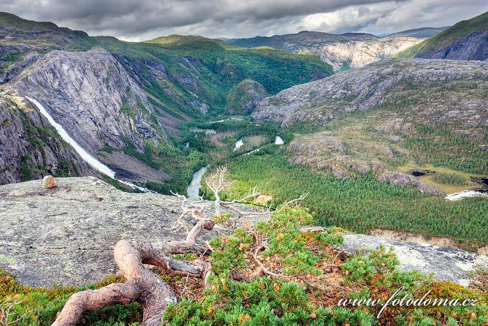 Údolí Storskogdalen s vodopádem Litlverivassforsen a řekou Storskogelva, kraj Nordland, Norsko