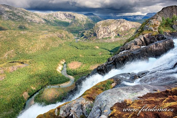 Údolí Storskogdalen s vodopádem Litlverivassforsen a řekou Storskogelva, kraj Nordland, Norsko