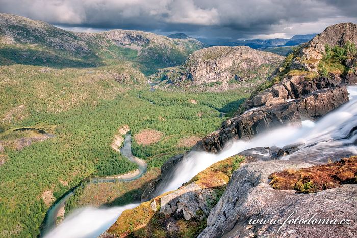 Údolí Storskogdalen s vodopádem Litlverivassforsen a řekou Storskogelva, kraj Nordland, Norsko
