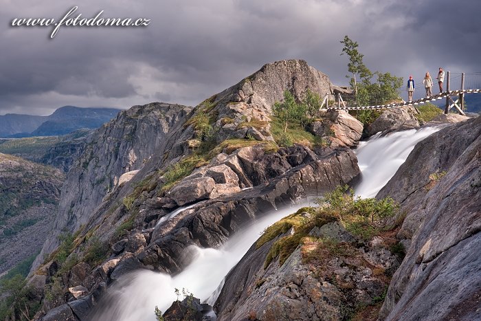 Vodopád Litlverivassforsen s našimi maličkostmi, kraj Nordland, Norsko