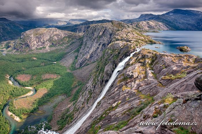 Vodopád Litlverivassforsen a jezero Litlverivatnet (Bassejávrre), kraj Nordland, Norsko