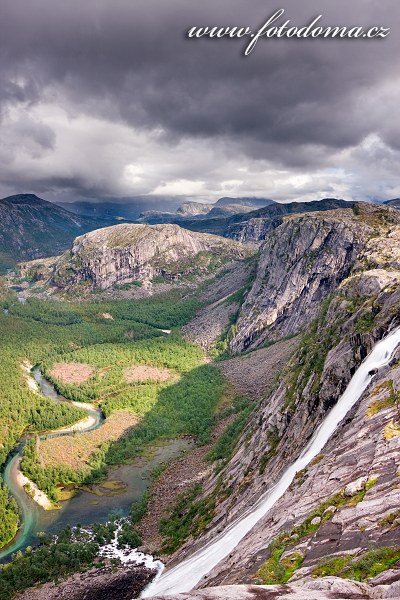 Údolí Storskogdalen s vodopádem Litlverivassforsen a řekou Storskogelva, kraj Nordland, Norsko