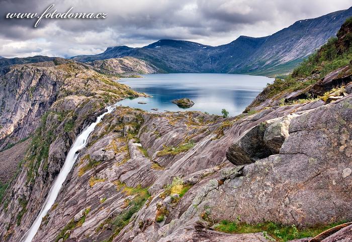 Vodopád Litlverivassforsen a jezero Litlverivatnet (Bassejávrre), kraj Nordland, Norsko