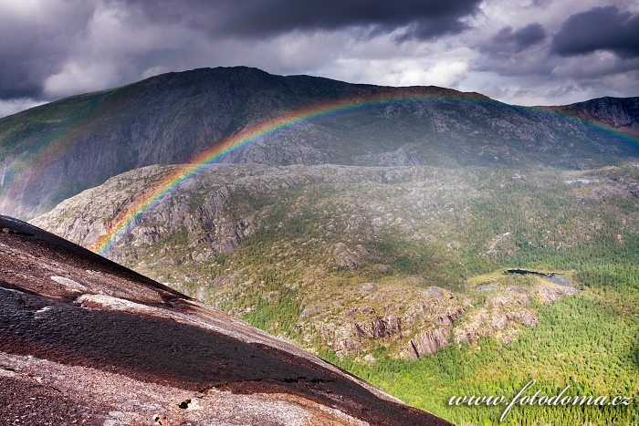 Duha nad údolím Storskogdalen, kraj Nordland, Norsko