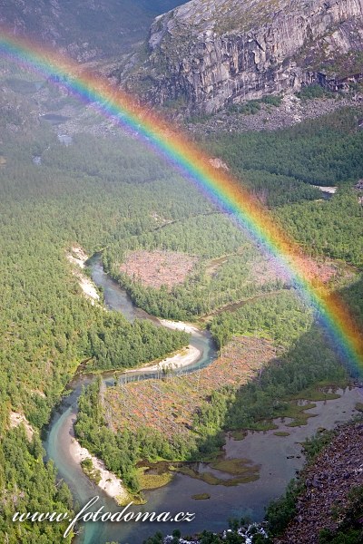 Duha nad údolím Storskogdalen a řekou Storskogelva, kraj Nordland, Norsko