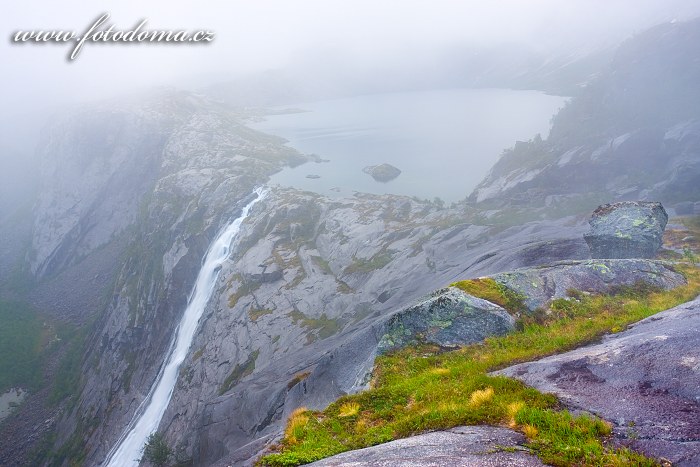 Vodopád Litlverivassforsen a jezero Litlverivatnet (Bassejávrre), kraj Nordland, Norsko