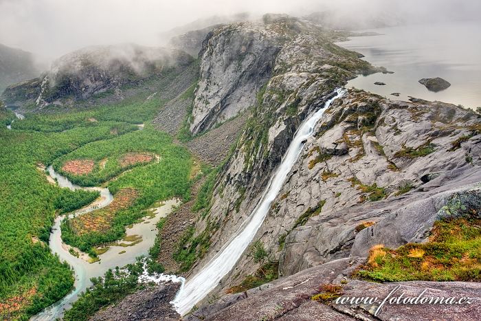 Vodopád Litlverivassforsen, jezero Litlverivatnet (Bassejávrre), údolí Storskogdalen a řeka Storskogelva, kraj Nordland, Norsko