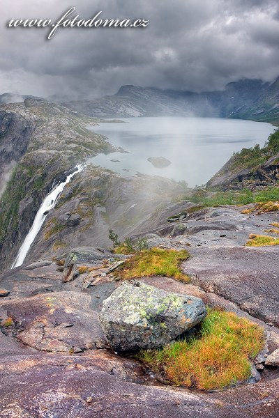 Fotka Vodopád Litlverivassforsen, jezero Litlverivatnet (Bassejávrre), NP Rago, Norsko