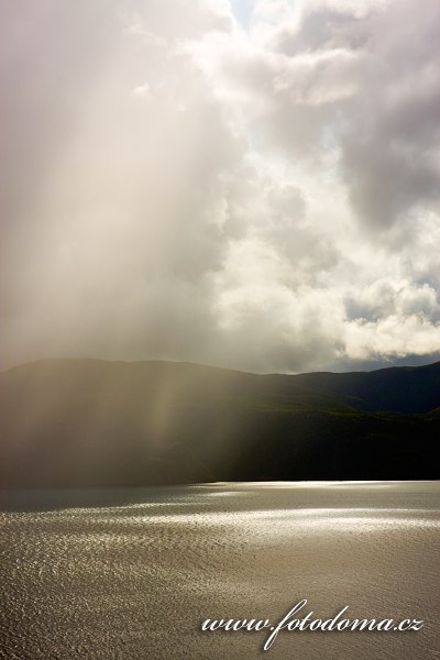 Fotka Déšť ve fjordu Saltdalsfjorden u Rognanu, Norsko