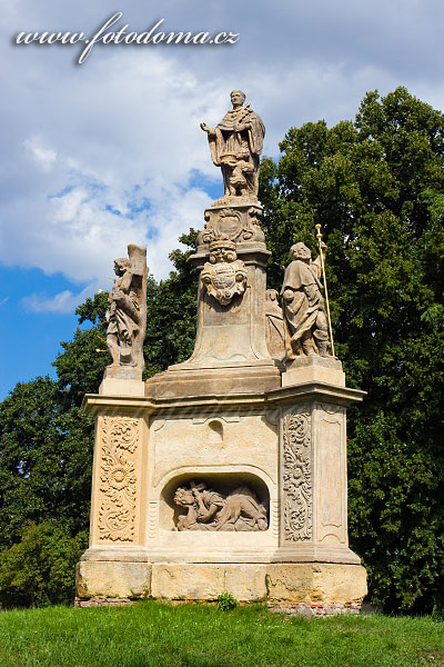 Fotka Kokořín, socha sv. Mikuláše Toletínského