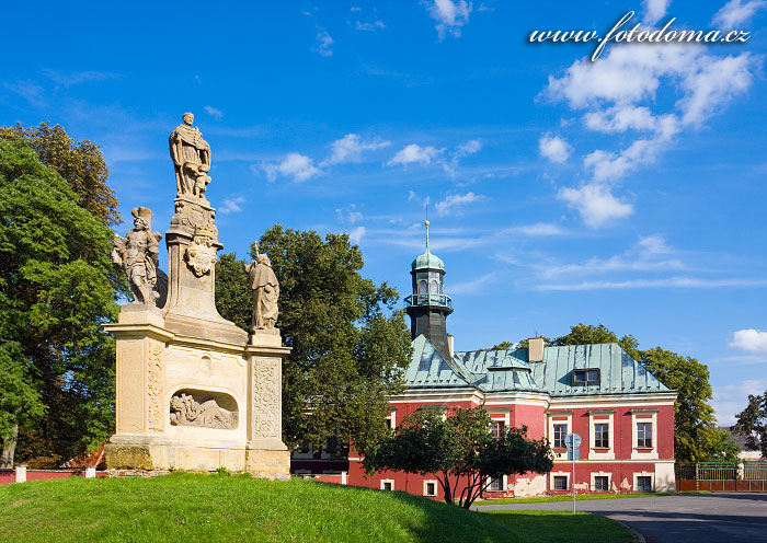 Fotka Kokořín, socha sv. Mikuláše Toletínského a zámek
