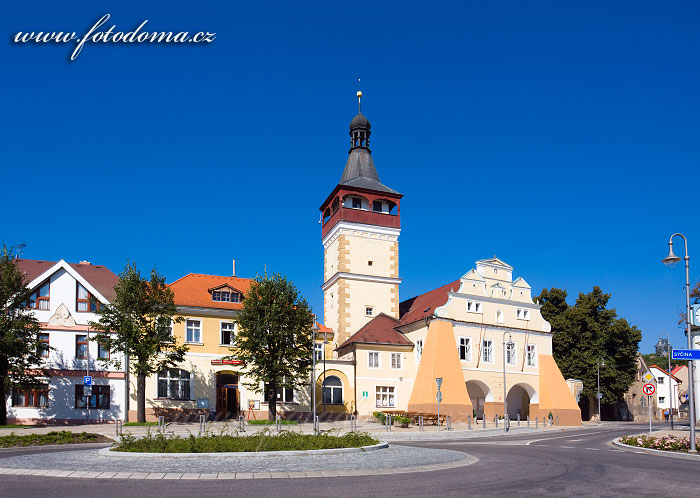 Fotka Dobrovice, náměstí s radnicí